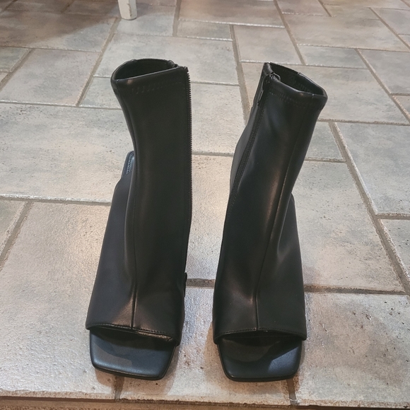 🤑SOLD🤑Steve Madden Safia Cutout Black Bootie - Picture 3 of 16